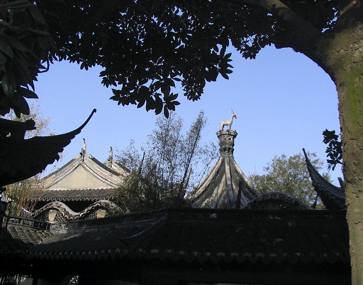 0982_Shanghai_goat_on_roof.jpg - Yu Yuan garden in old town Shanghai