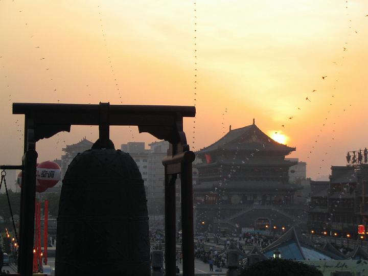 1138_Xian_kites.jpg - Kites rise up to the sky in Xi'an